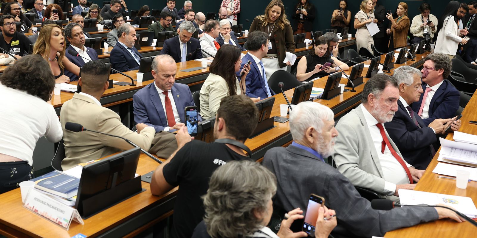 Pedido de vista adia votação da PEC do fim da 6x1 na CCJ da Câmara