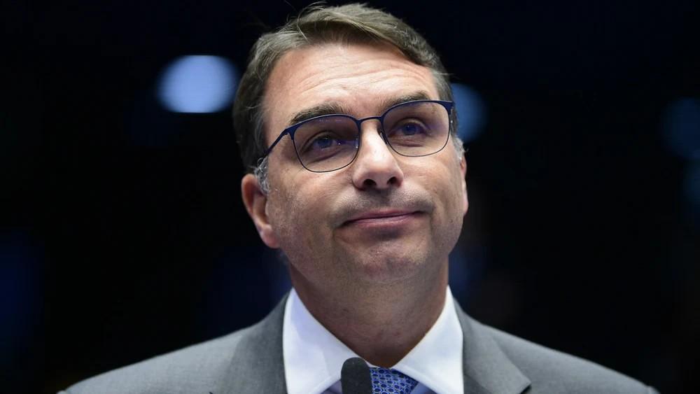 Flávio Bolsonaro teria negociado R$ 134 milhões com Vorcaro para financiar filme sobre Jair Bolsonaro, segundo Intercept