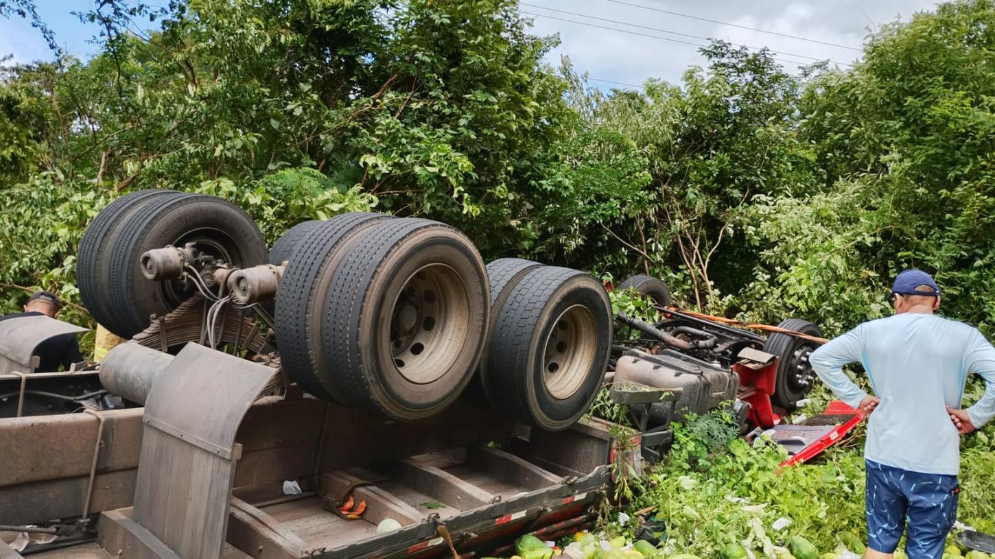 Motorista morre em acidente na BR-402; PRF encontra 41 comprimidos de rebite na cabine