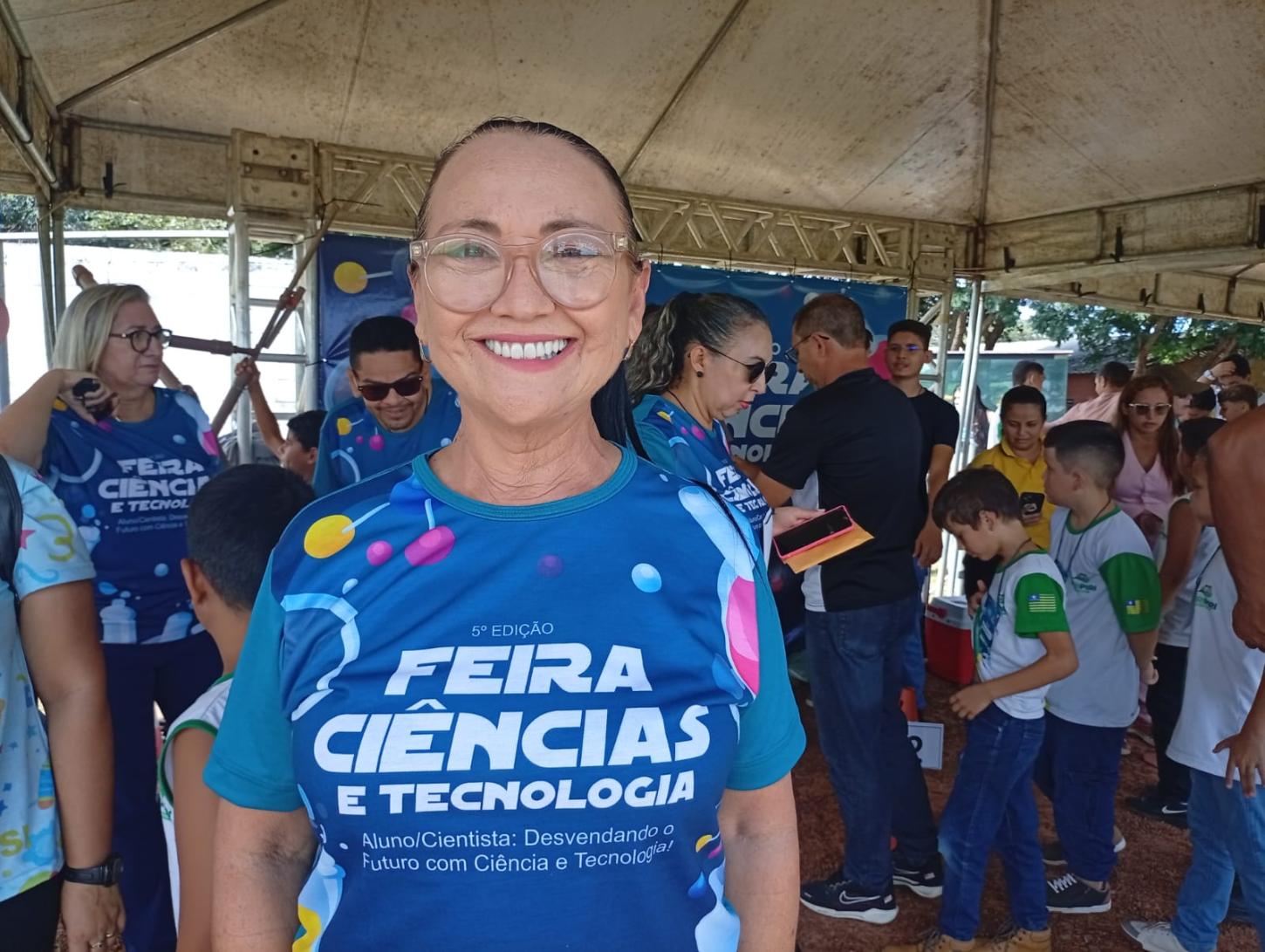 Secretária Tânia Monteiro.