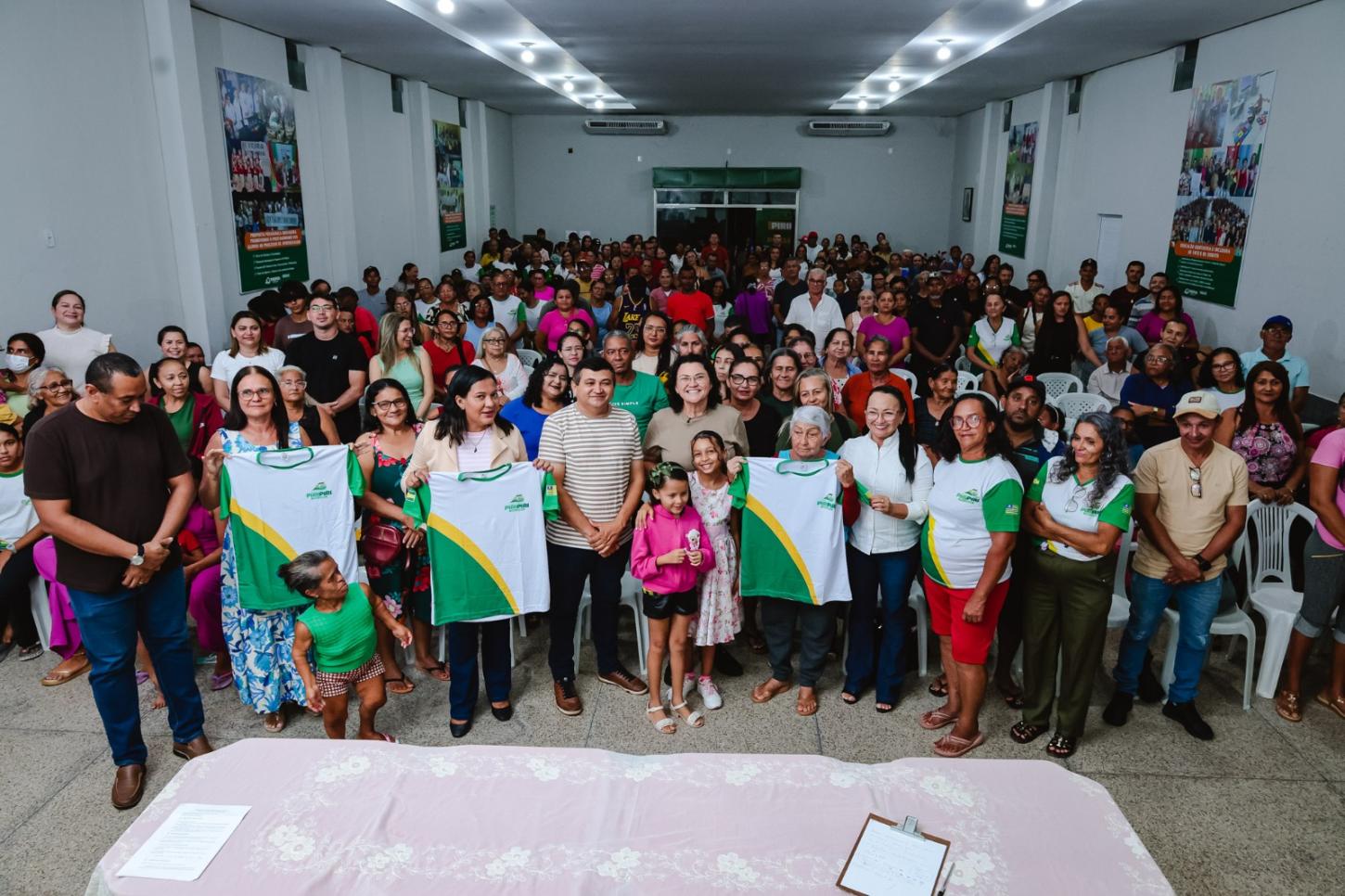 Entrega de fardamentos da EJA