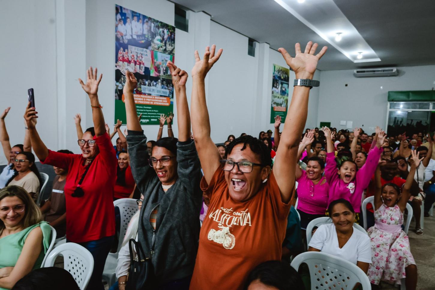 Prefeitura de Piripiri entrega fardamento a estudantes da EJA