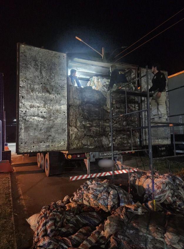 PRF apreende quase 58 m³ de madeira ilegal e anfetaminas escondidas em caminhão na BR-316 em Picos