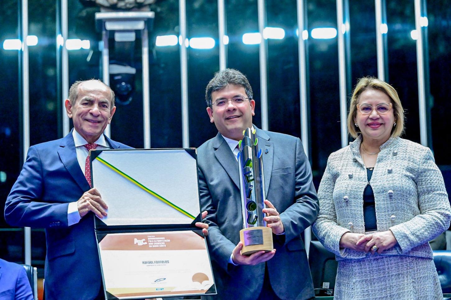 Rafael Fonteles recebe comenda do Senado por avanço do Piauí na alfabetização infantil