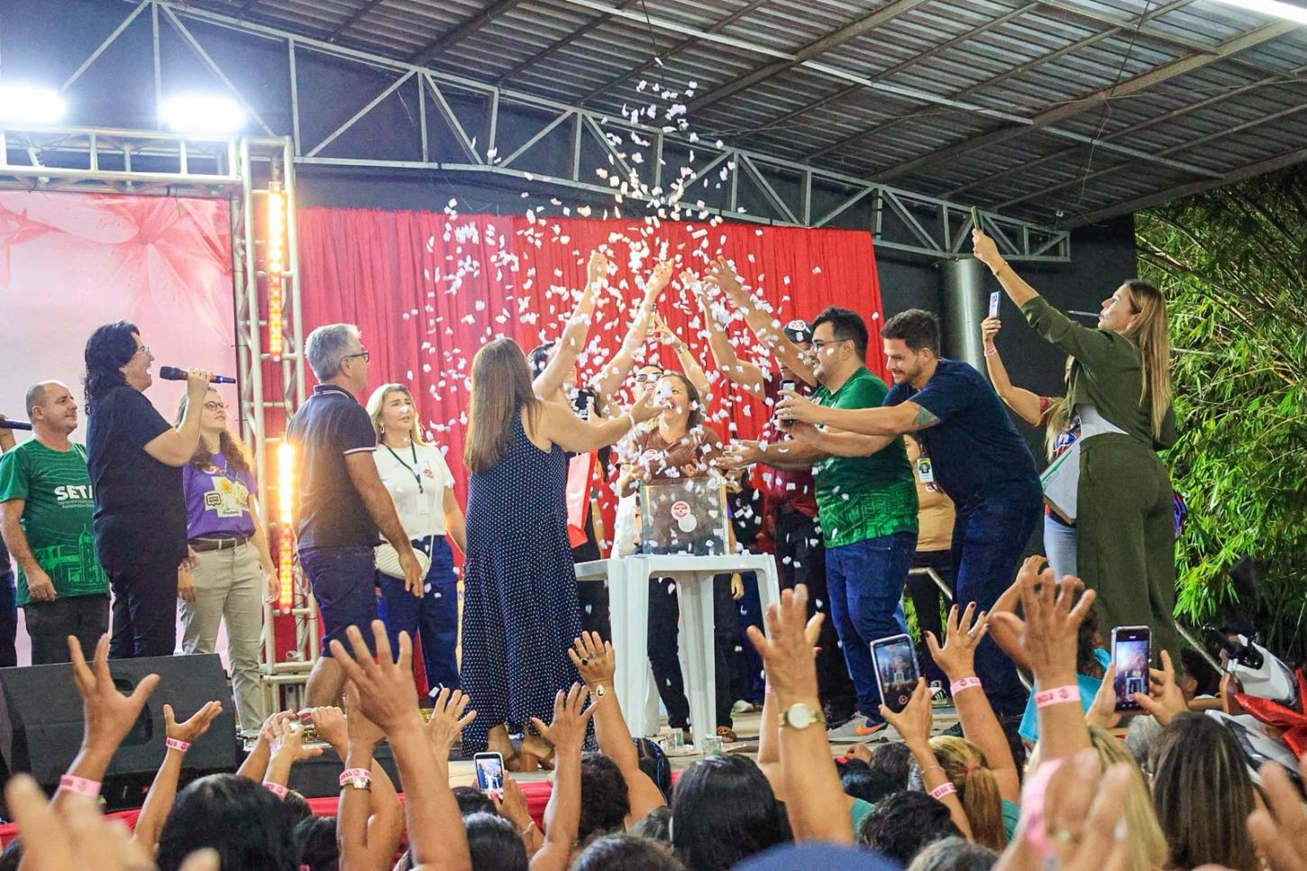 Festa das Mães promovida pela Prefeitura de Piripiri reúne grande público e sorteia moto 0 km