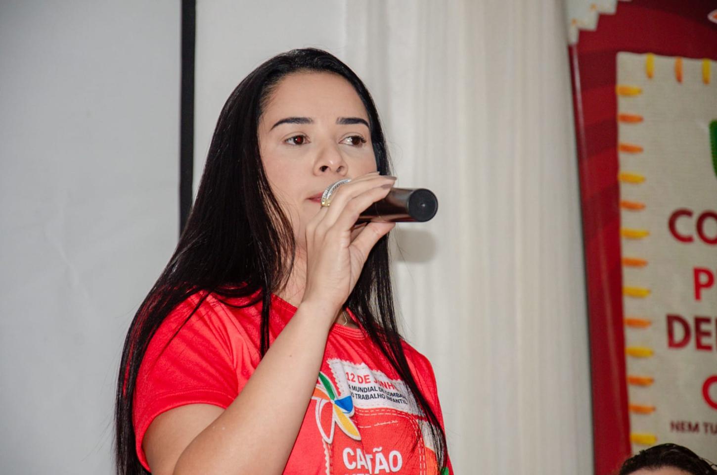 Secretaria Elaíne Melo.