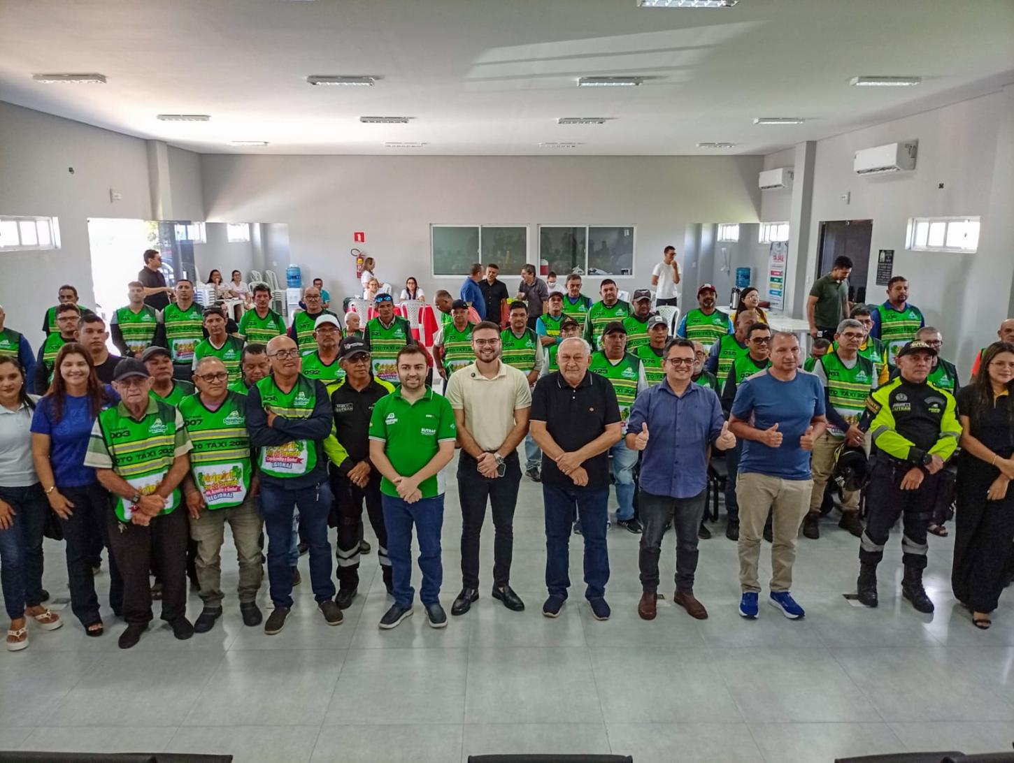 Prefeitura de Piripiri entrega novos coletes e promove ações de saúde para mototaxistas  