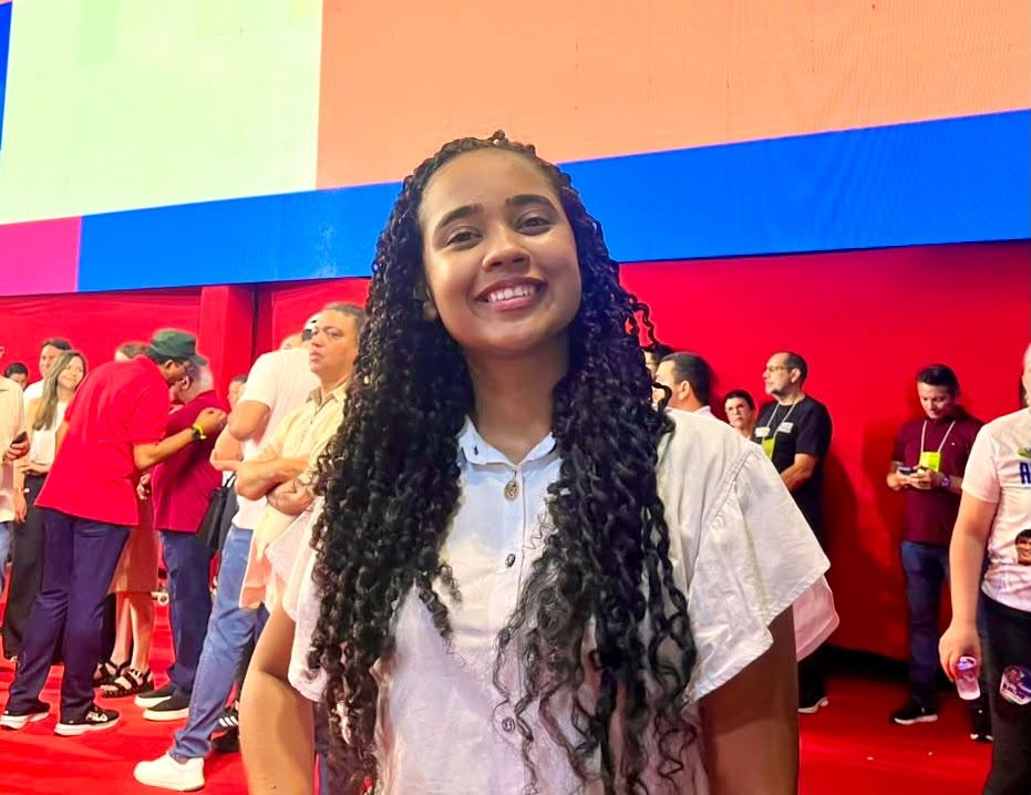 De escola pública ao intercâmbio em Singapura: estudante emociona ao contar como a educação transformou sua vida