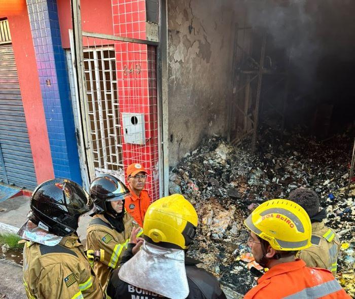 Incêndio atinge depósito de bebidas durante a madrugada em Piracuruca; Bombeiros controlam chamas