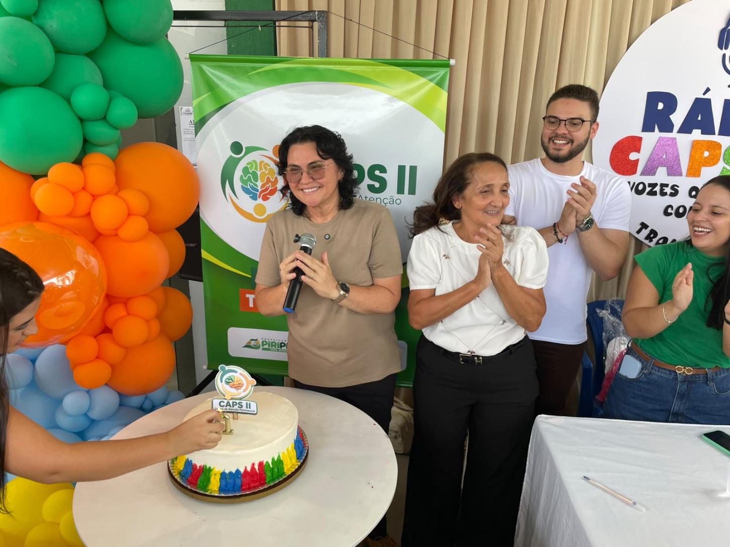 Prefeita Jôve Oliveira participa de edição especial da Rádio CAPS II durante celebração dos 21 anos do serviço