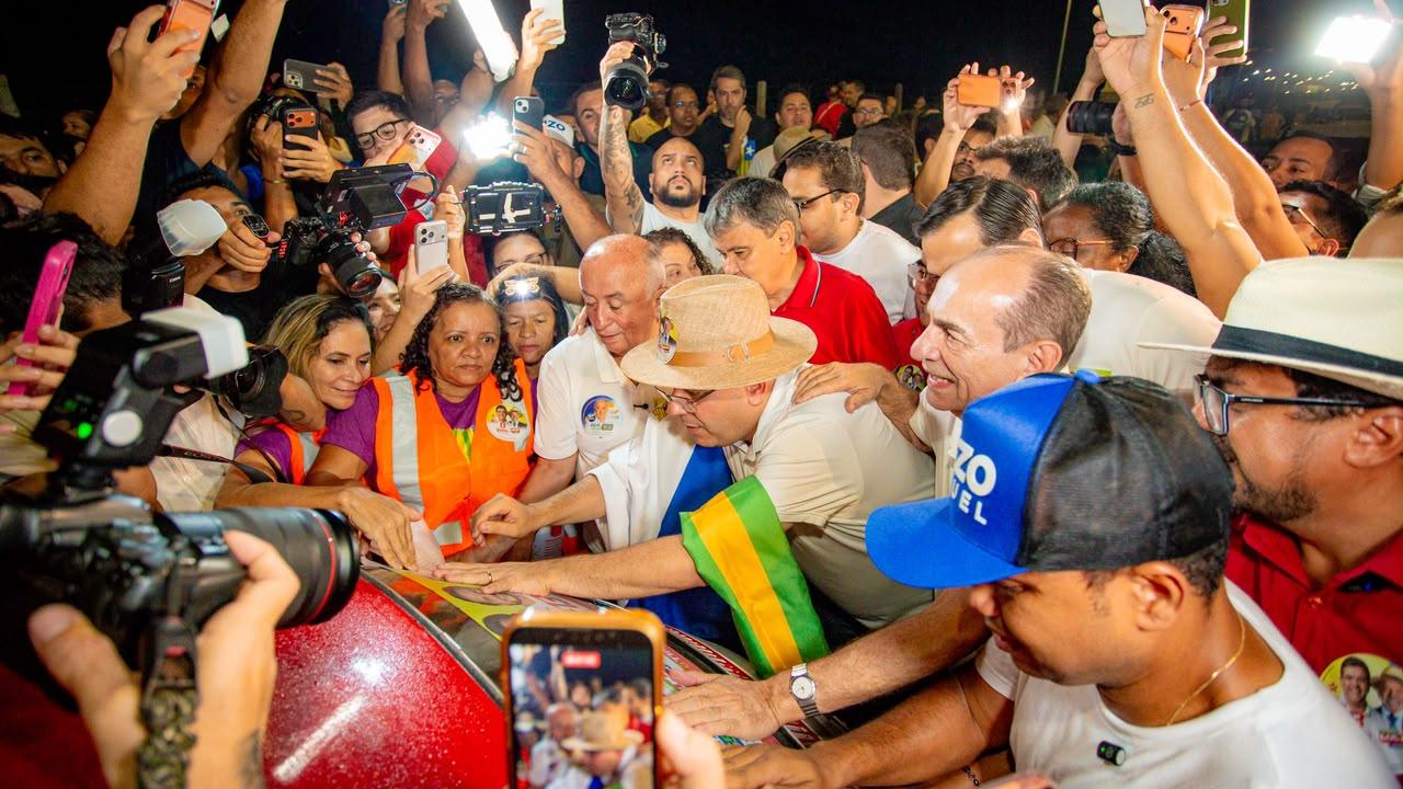 Centenas de veículos comparecem ao 