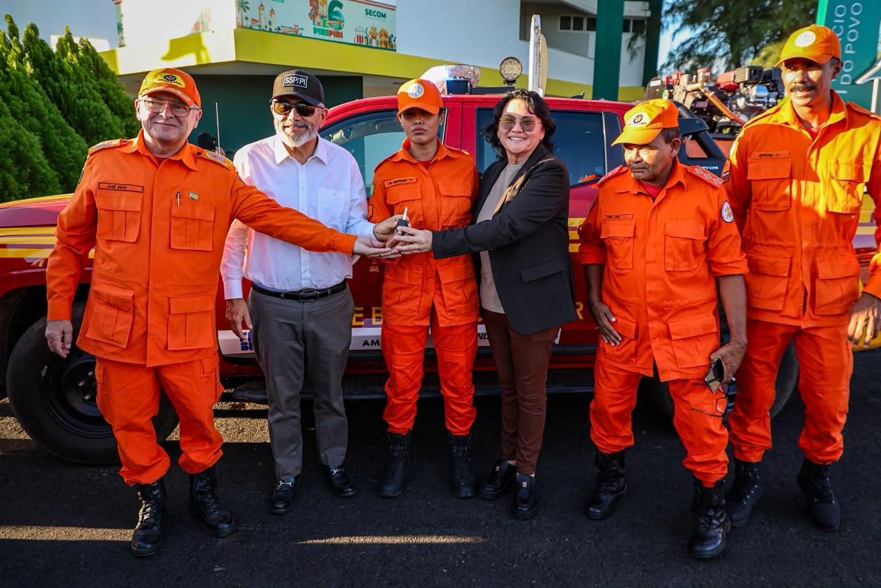 Governo do Piauí entrega três novas viaturas ao Corpo de Bombeiros em Piripiri