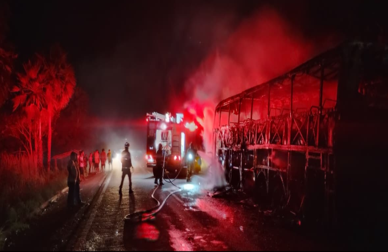 Ônibus de turismo é destruído por incêndio na BR-343, no Norte do Piauí