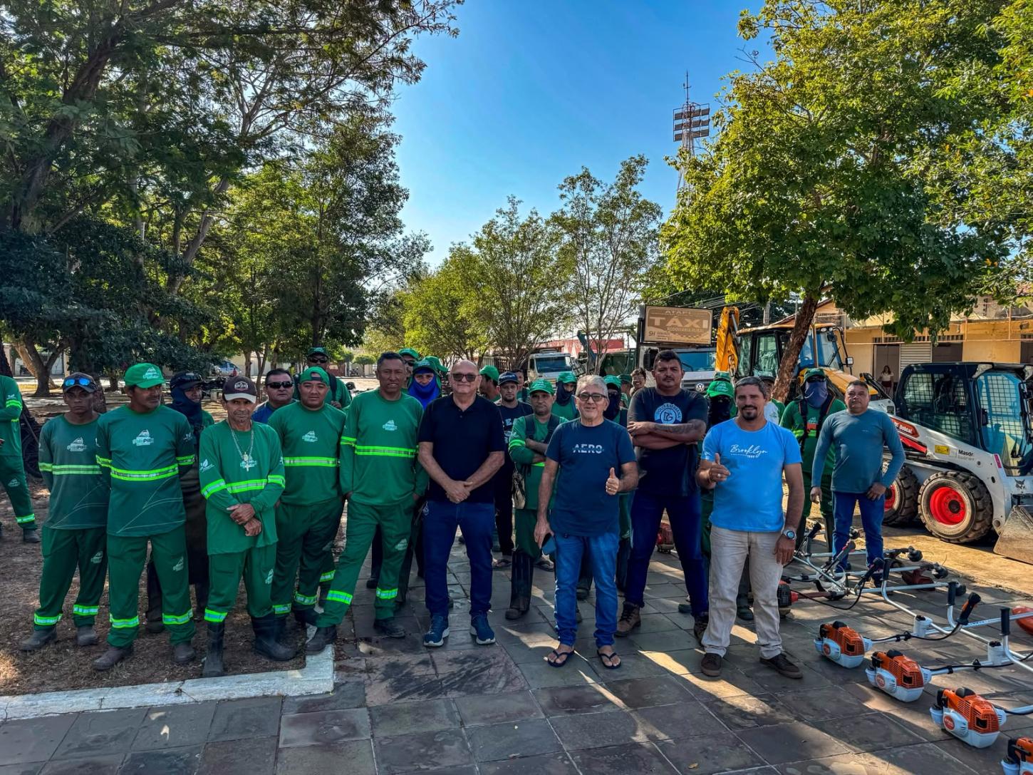 Equipe da limpeza no mutirão no bairro Vista Alegre