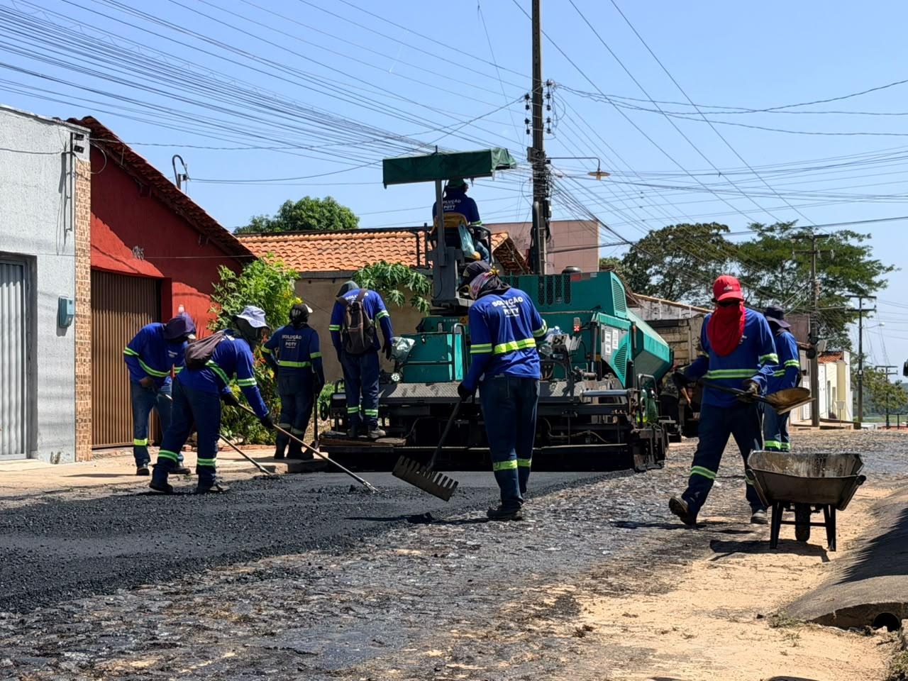 Rua Padre Domingos tem trecho asfaltado em mais uma etapa do serviço de pavimentação em Piripiri