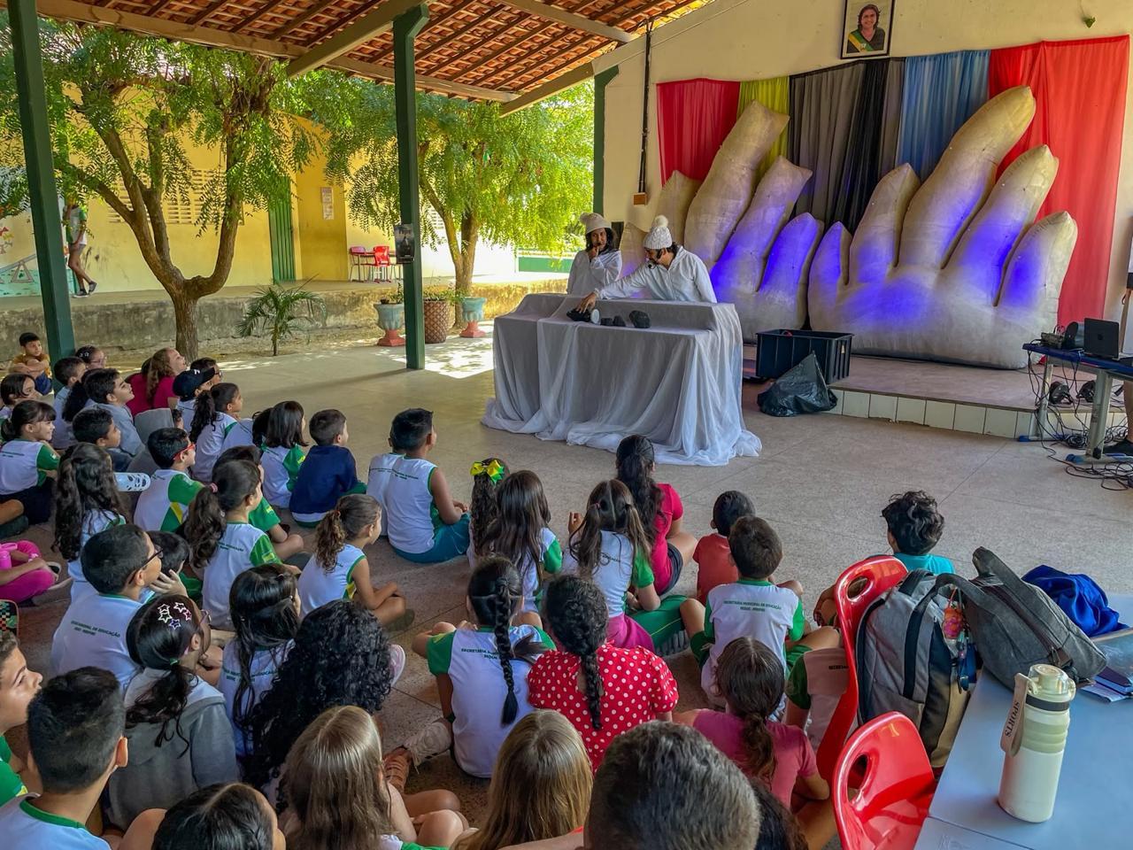 Espetáculo do Buzum une diversão e educação ambiental para estudantes de Piripiri
