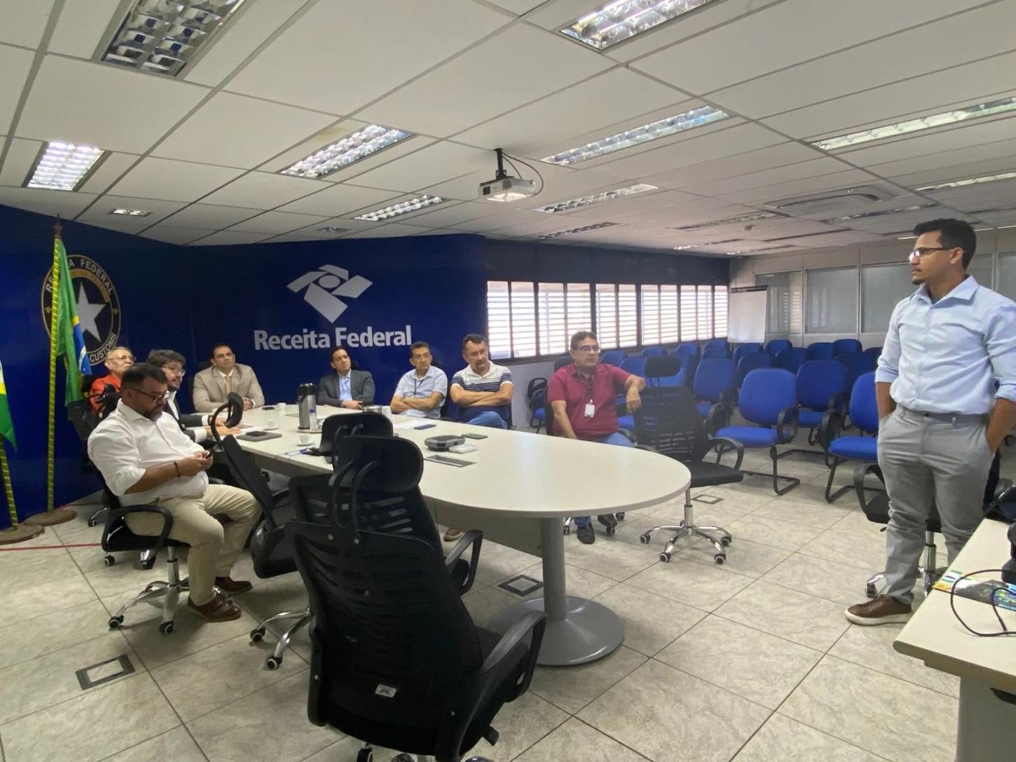 Equipe da Porto Piauí apresenta projeto de alfandegamento para a Receita Federal, em fevereiro de 2026 (Foto: Porto Piauí)
