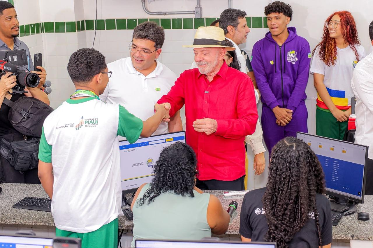 Presidente Lula visita escola em Teresina