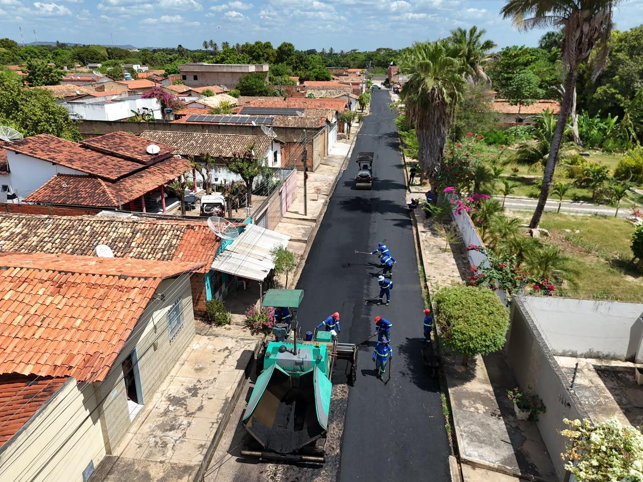 Prefeitura de Piripiri intensifica asfaltamento de vias nas zonas urbana e rural