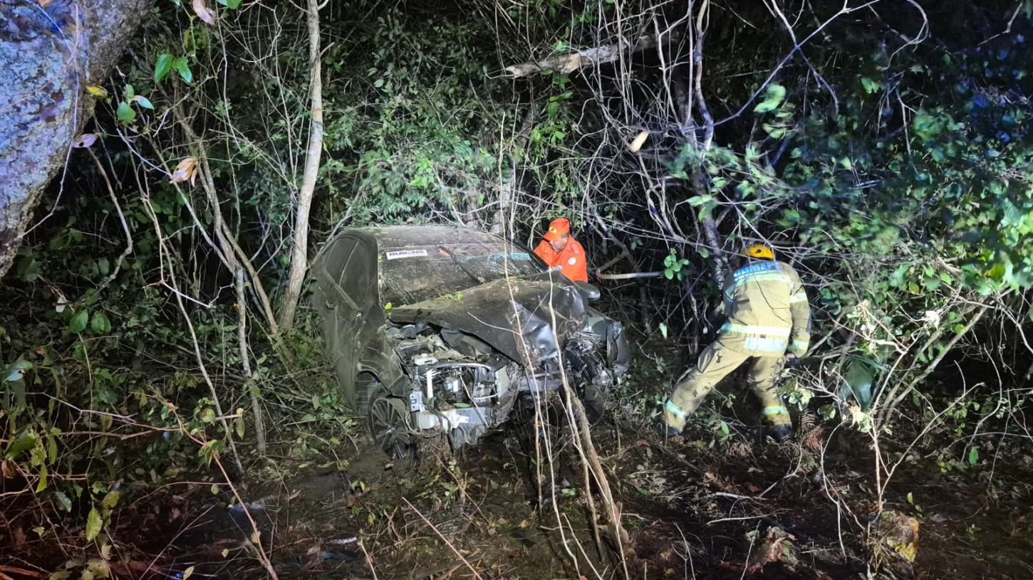 Presa às ferragens, mulher liga para bombeiros e pede socorro após acidente na BR‑343, no Piauí