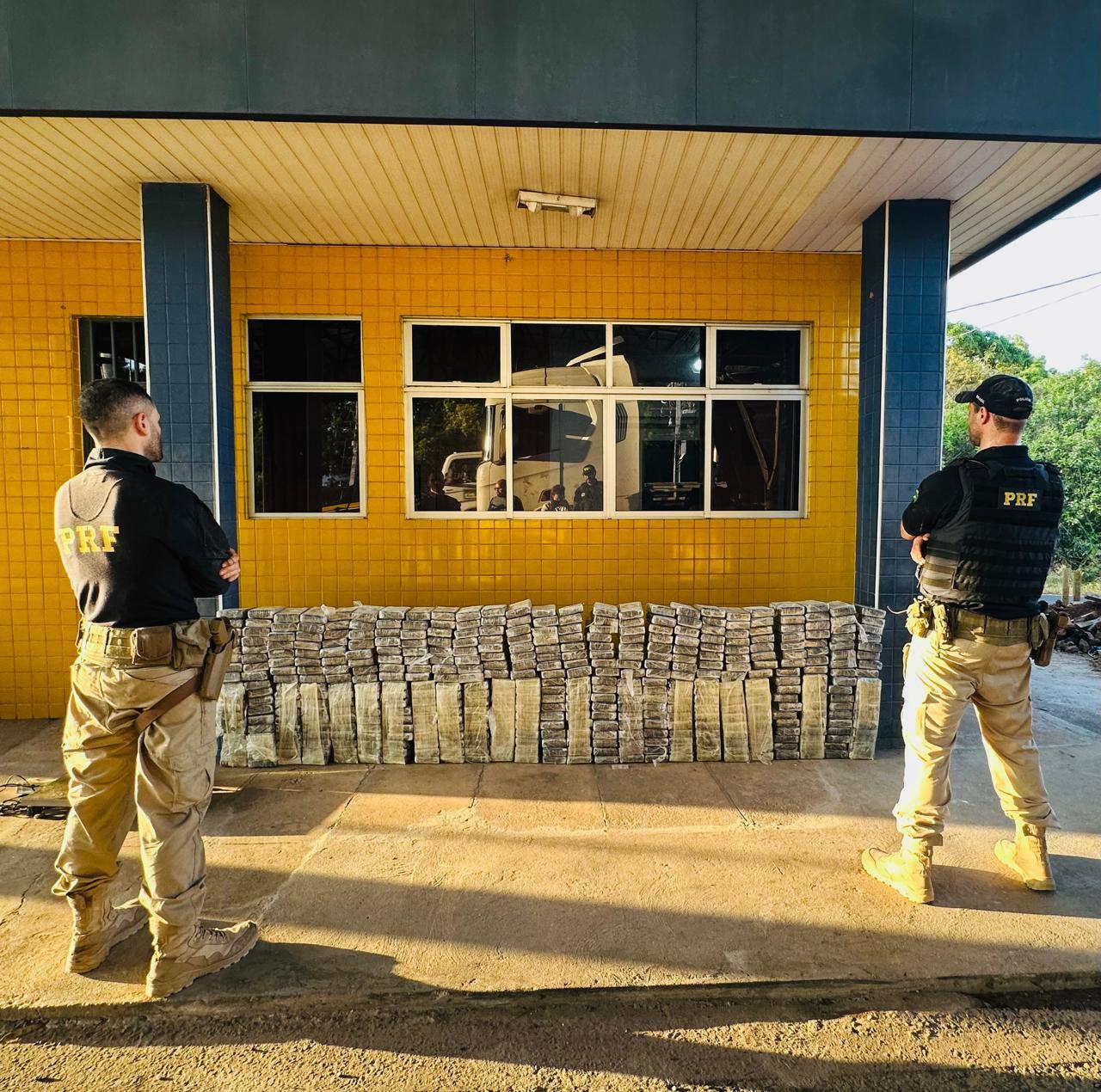 PRF apreende carreta com 60 toneladas de milho e suspeita de 500 kg de drogas em Teresina