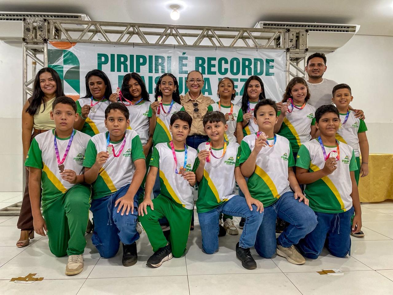 SEDUC de Piripiri entrega 328 medalhas da OBMEP Mirim a estudantes da rede municipal