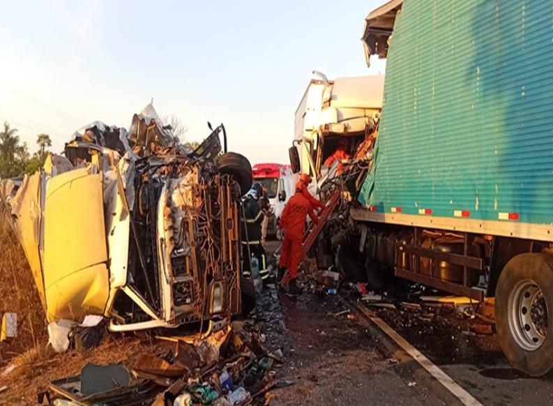 Acidente entre três caminhões deixa três mortos na BR-343, em Campo Maior