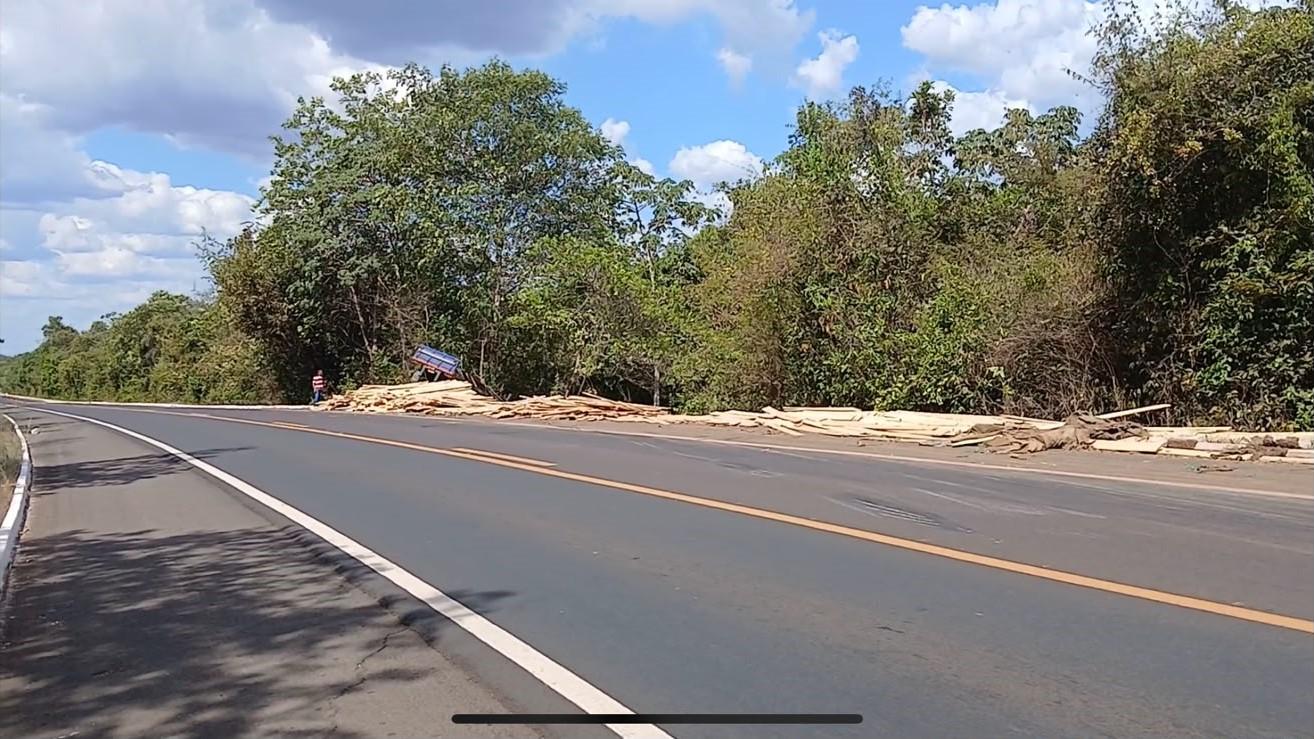Caminhoneiro é encontrado morto após tombamento na BR‑222, em Piripiri