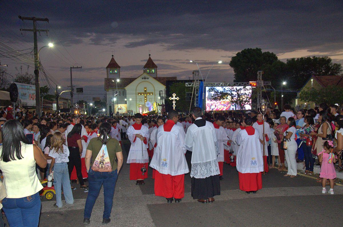 Milhares de fiéis participam da Procissão Luminosa de Nossa Senhora dos Remédios, em Piripiri