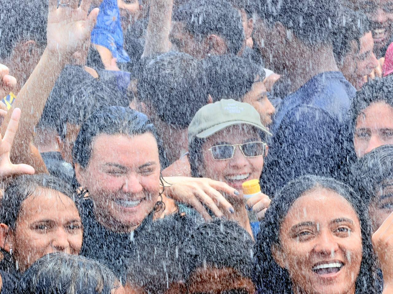 Prefeita Jôve Oliveira e a secretária Elaíne Melo aproveitam o banho de mangueira do Corpo de Bombeiros no meio das crianças
