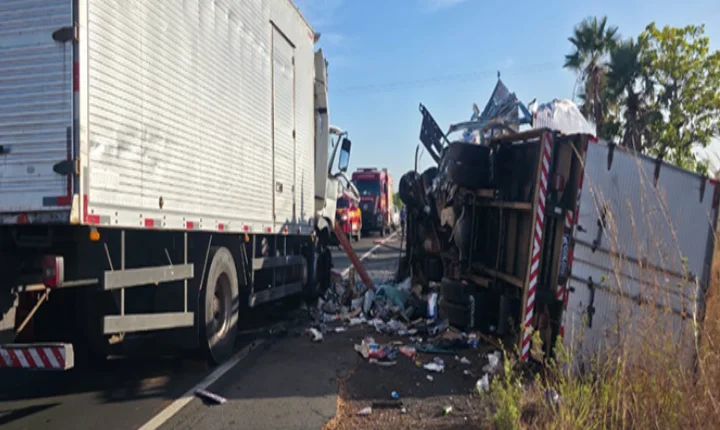 Acidente entre três caminhões deixa três mortos na BR-343, em Campo Maior