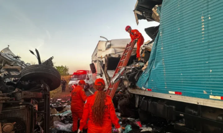 Acidente entre três caminhões deixa três mortos na BR-343, em Campo Maior
