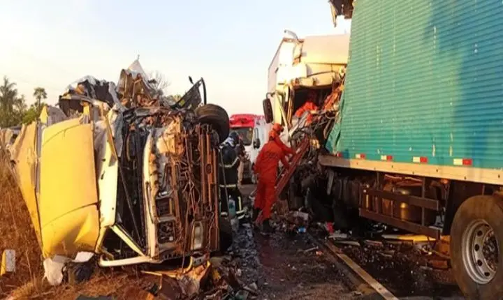 Acidente entre três caminhões deixa três mortos na BR-343, em Campo Maior