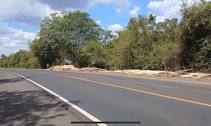 Caminhoneiro é encontrado morto após tombamento na BR‑222, em Piripiri