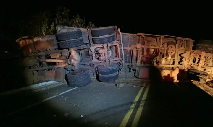 Carreta tomba e bloqueia rodovia entre Lagoa de São Francisco e Piripiri durante toda a madrugada