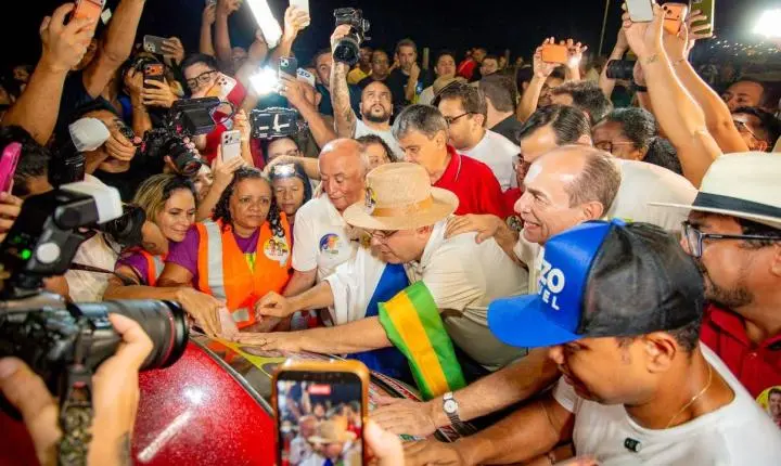 Centenas de veículos comparecem ao 