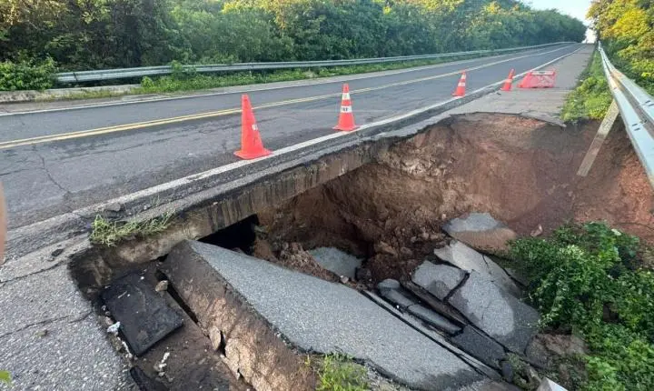 Cratera interdita trecho da BR-343 entre Buriti dos Lopes e Parnaíba