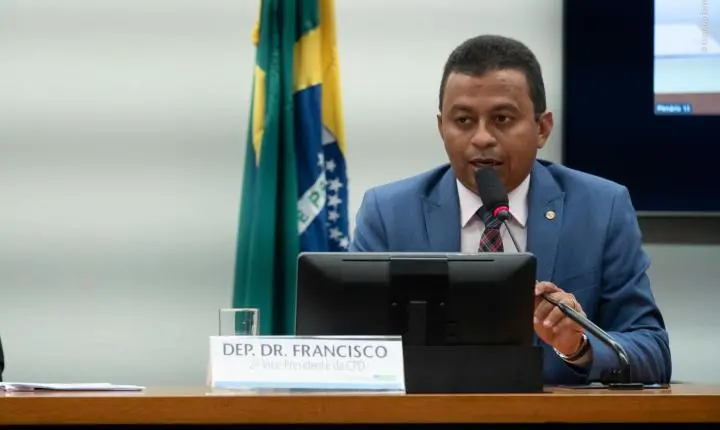 Dr. Francisco quer reduzir jornada de trabalho de mães atípicas no setor privado