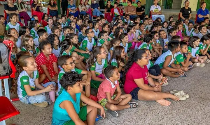 Espetáculo do Buzum une diversão e educação ambiental para estudantes de Piripiri
