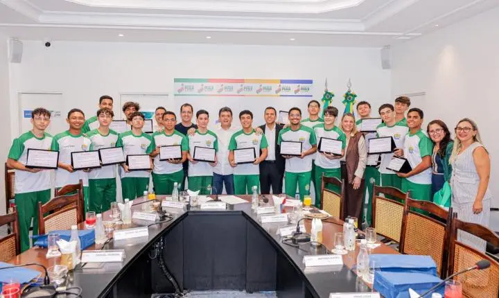 Estudantes da rede estadual são homenageados por conquistas em olimpíadas do conhecimento
