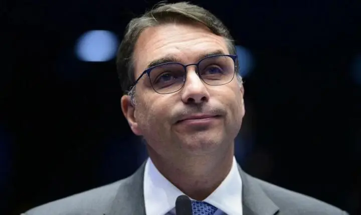 Flávio Bolsonaro teria negociado R$ 134 milhões com Vorcaro para financiar filme sobre Jair Bolsonaro, segundo Intercept