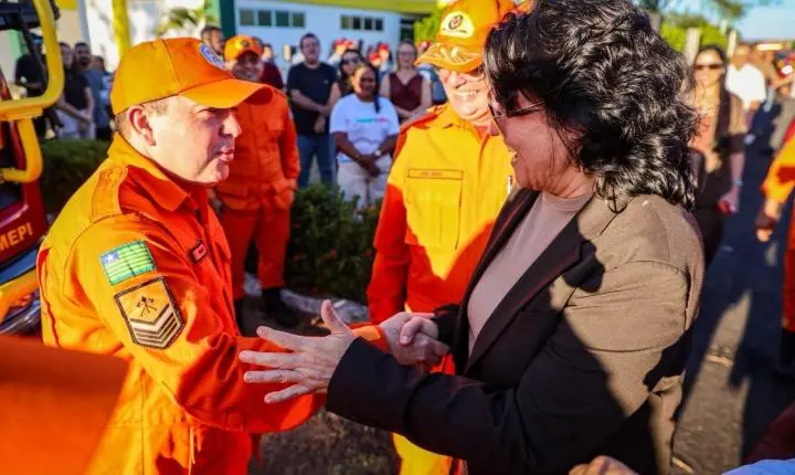 Governo do Piauí entrega três novas viaturas ao Corpo de Bombeiros em Piripiri