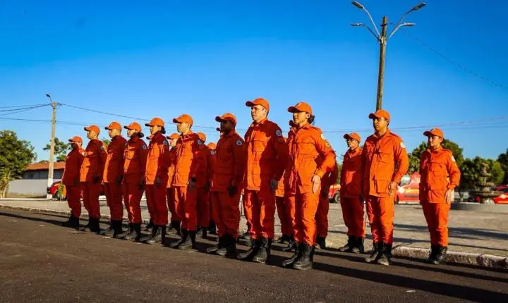 Governo do Piauí entrega três novas viaturas ao Corpo de Bombeiros em Piripiri