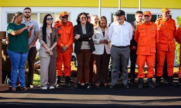 Governo do Piauí entrega três novas viaturas ao Corpo de Bombeiros em Piripiri