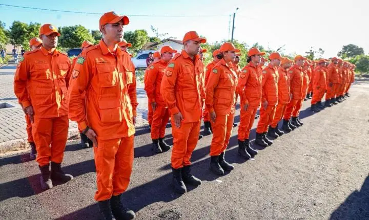 Governo do Piauí entrega três novas viaturas ao Corpo de Bombeiros em Piripiri