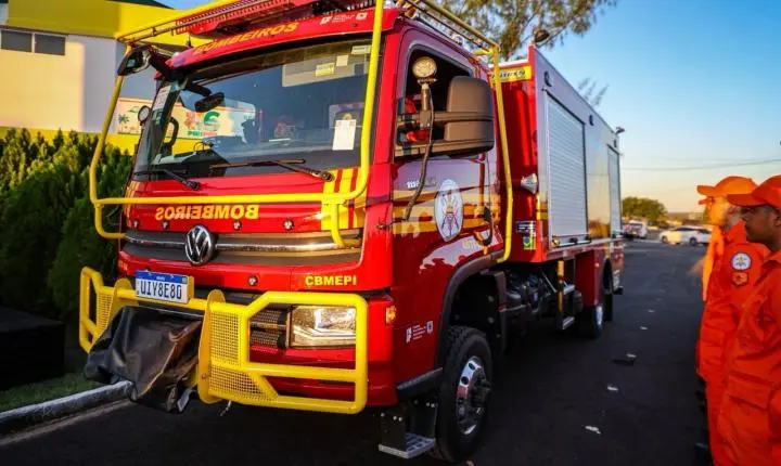 Governo do Piauí entrega três novas viaturas ao Corpo de Bombeiros em Piripiri