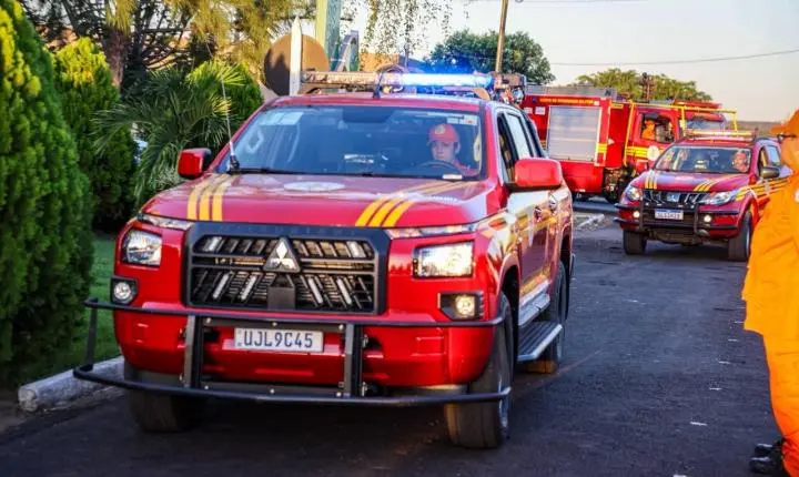 Governo do Piauí entrega três novas viaturas ao Corpo de Bombeiros em Piripiri
