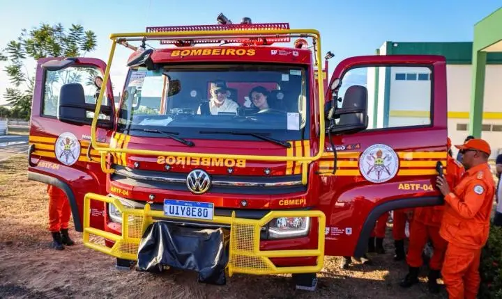 Governo do Piauí entrega três novas viaturas ao Corpo de Bombeiros em Piripiri