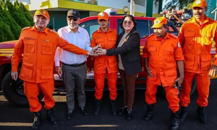 Governo do Piauí entrega três novas viaturas ao Corpo de Bombeiros em Piripiri
