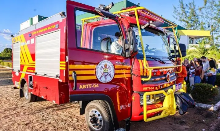 Governo do Piauí entrega três novas viaturas ao Corpo de Bombeiros em Piripiri